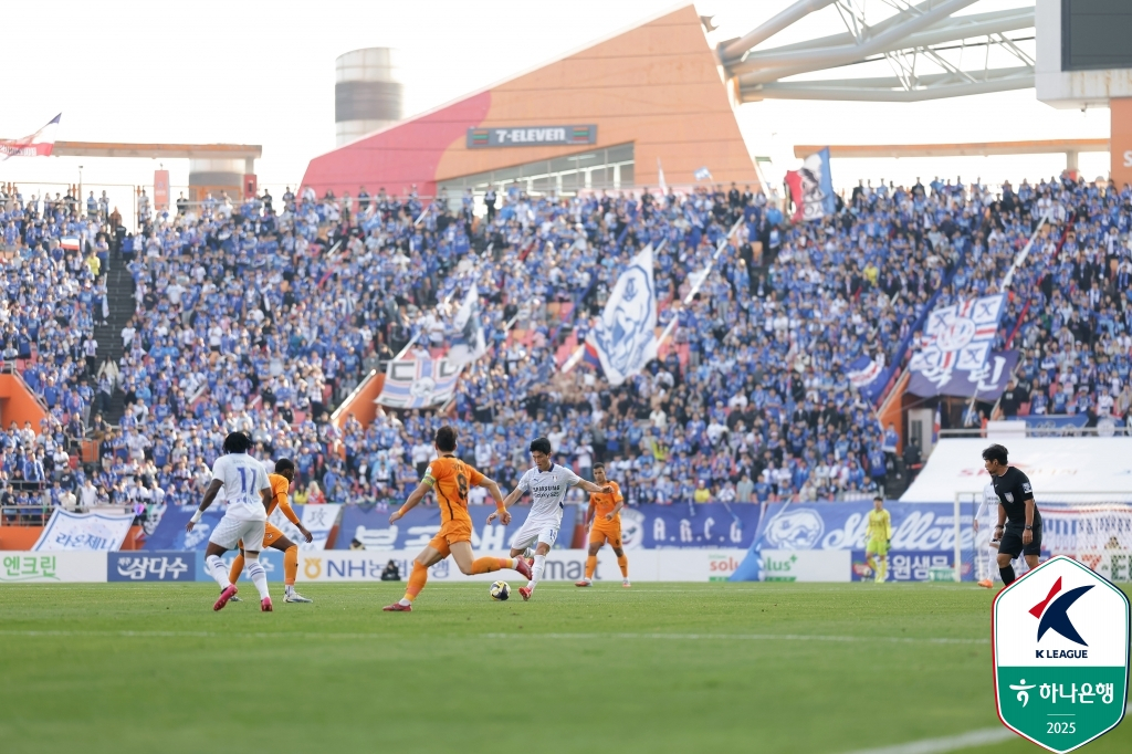 7일 제주월드컵경기장에서 열린 승강 플레이오프 2차전 제주 SK 원정 응원에 나선 수원 삼성 팬들. /사진=한국프로축구연맹 제공