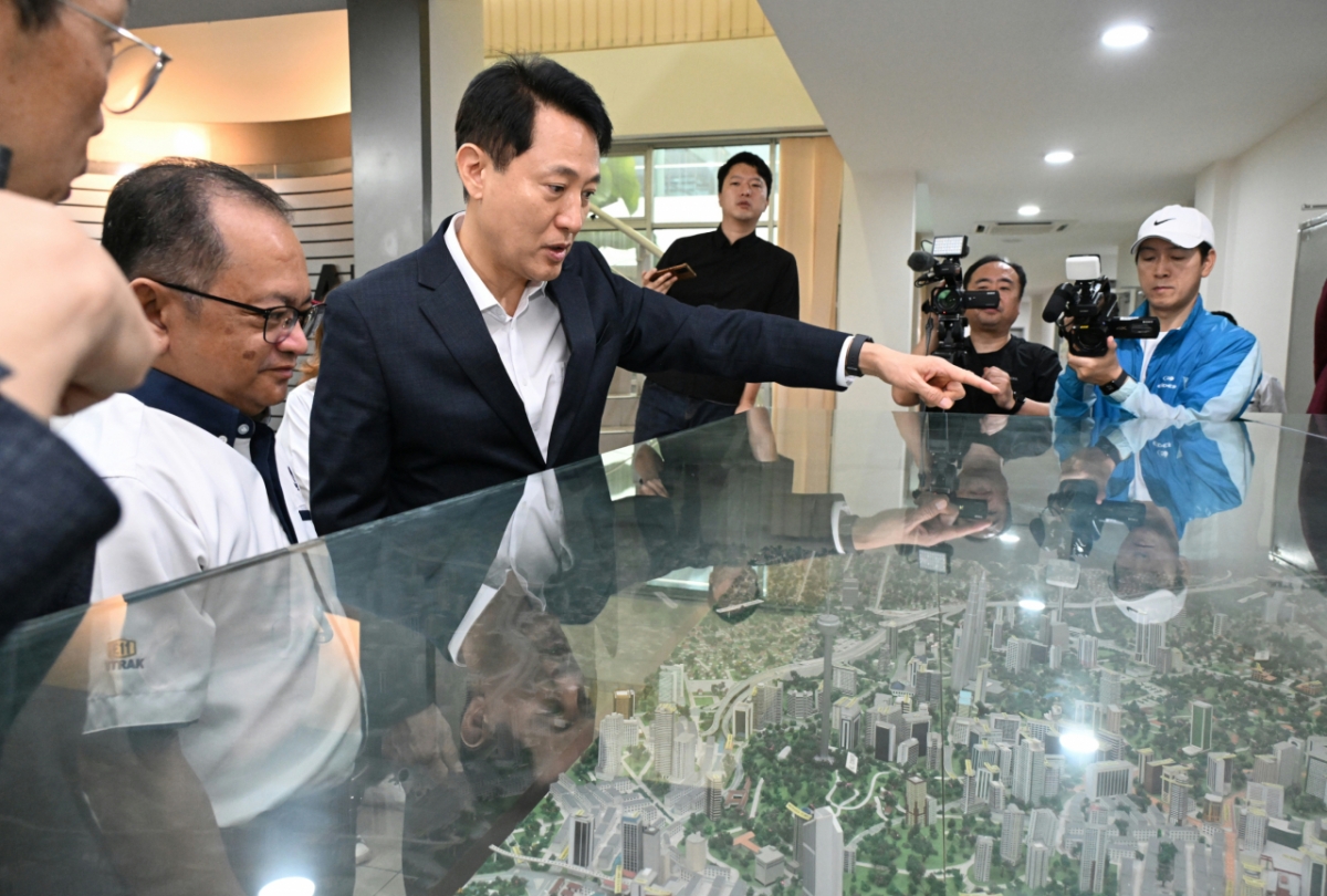 지난 8일(현지시각) 말레이시아 쿠알라룸푸르 복합터널 'SMART'를 방문한 오세훈 서울시장이 터널 관계자와 운영 현황에 대해 이야기 나누고 있다. /사진=서울시