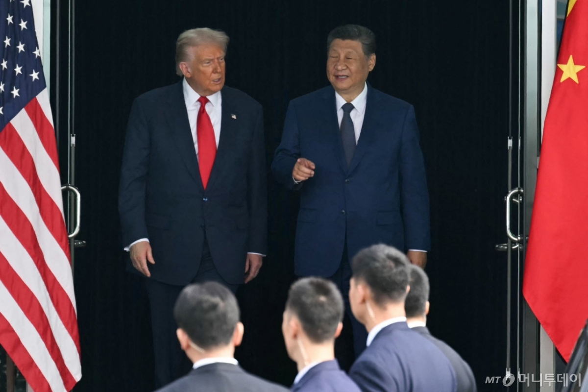 (부산 AFP=뉴스1) 강민경 기자 = 도널드 트럼프 미국 대통령과 시진핑 중국 국가주석이 30일 부산 김해국제공항 옆 김해 공군기지에서 회담한 뒤 함께 나오고 있다. 2025.10.30  ⓒ AFP=뉴스1  Copyright © 뉴스1. All rights reserved. 무단 전재 및 재배포,  AI학습 이용 금지. 