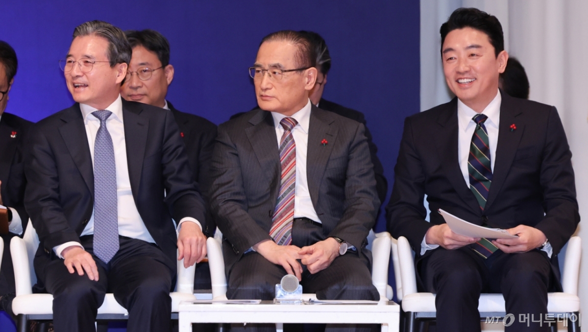 (서울=뉴스1) 허경 기자 = 김용범 정책실장(왼쪽부터), 위성락 국가안보실장, 강훈식 대통령 비서실장이 7일 서울 용산 대통령실 청사에서 열린 '이재명 정부 출범 6개월 성과 간담회'에서 대화하고 있다. 2025.12.7/뉴스1  Copyright © 뉴스1. All rights reserved. 무단 전재 및 재배포,  AI학습 이용 금지. /사진=(서울=뉴스1) 허경 기자