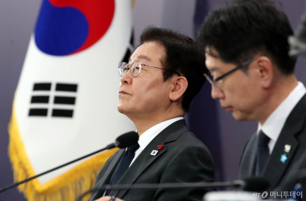 (천안=뉴스1) 대전충남사진공동취재단 = 이재명 대통령이 5일 오후 충남 천안 한국기술교육대학교에서 열린 ‘충남의 마음을 담다’ 타운홀미팅 간담회에서 참석자들의 발언을 듣고 있다. 2025.12.5/뉴스1  Copyright © 뉴스1. All rights reserved. 무단 전재 및 재배포,  AI학습 이용 금지. 