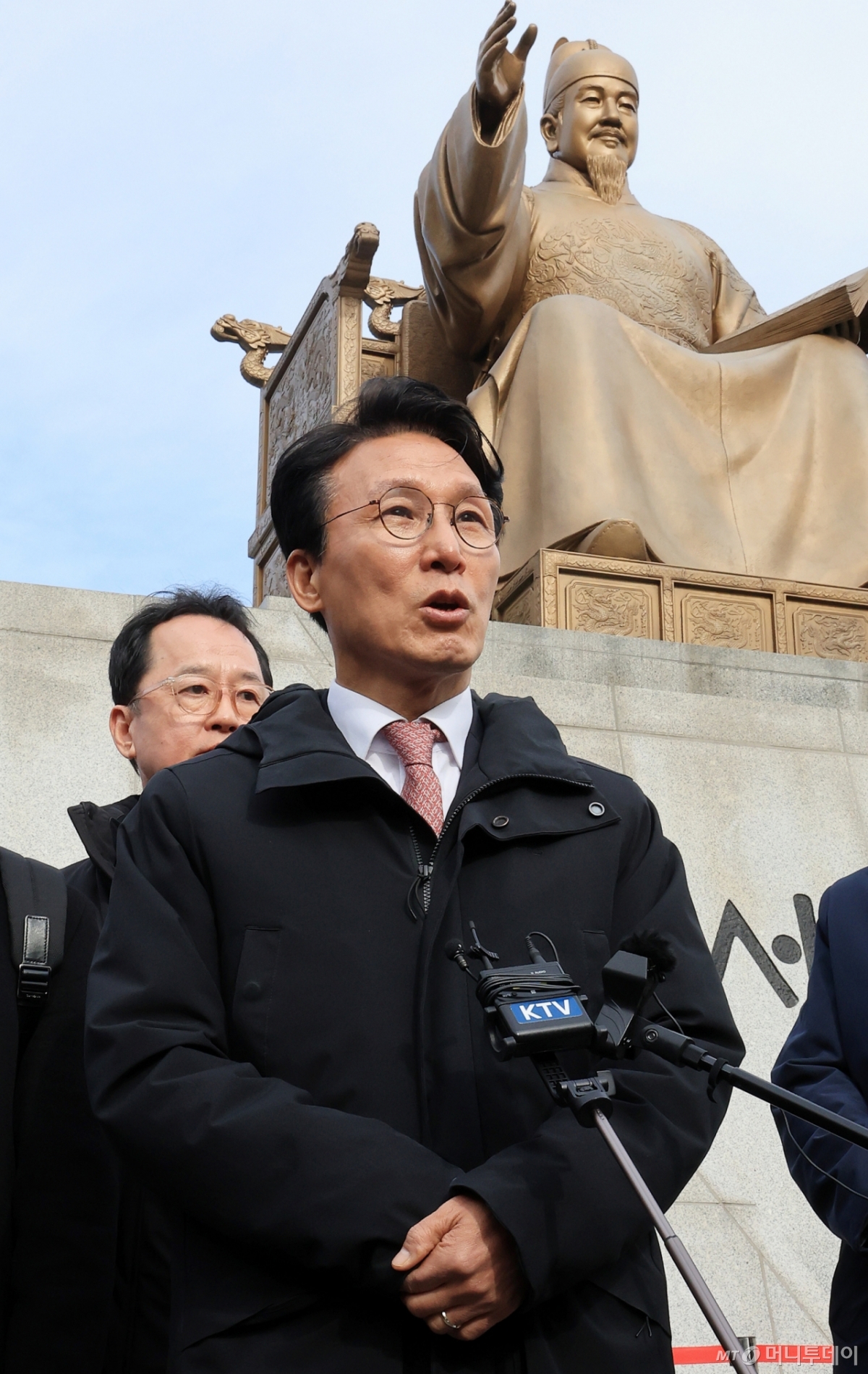 (서울=뉴스1) 이호윤 기자 = 김민석 국무총리가 17일 서울 종로구 광화문광장 세종대왕상 앞에서 감사의 정원 공사현장 방문을 마치고 발언하고 있다. 한국전쟁 참전 22개국에 감사를 표하는 공간으로 참전국의 석재로 만든 총기모양의 조형물 23개가 세워질 예정이다. 2025.11.17/뉴스1 Copyright © 뉴스1. All rights reserved. 무단 전재 및 재배포, AI학습 이용 금지. /사진=(서울=뉴스1) 이호윤 기자