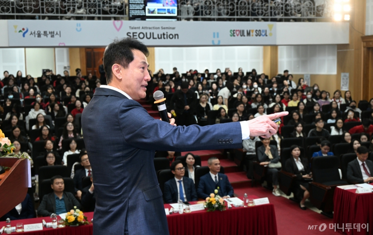 오세훈 서울시장이 지난 5일 베트남 하노이대학교에서 열린 '서울 인재유치 네트워크 프로모션'에서 특별강연을 하고 있다. /사진 제공=서울시