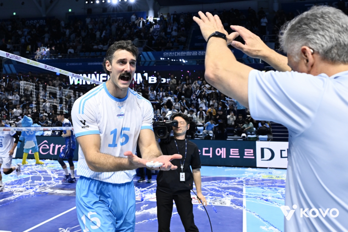 대한항공 러셀이 7일 인천 계양체육관에서 열린 삼성화재전 승리가 확정된 뒤 헤난 감독과 하이파이브를 하고 있다. /사진=한국배구연맹 제공