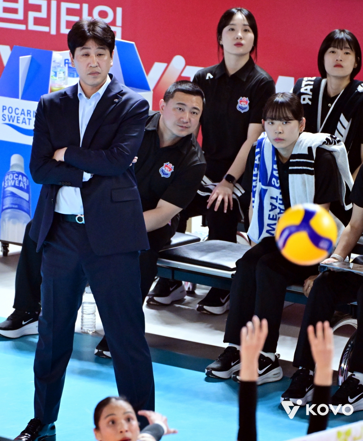 7일 정관장전을 지켜보고 있는 김종민 한국도로공사 감독. /사진=한국배구연맹 제공