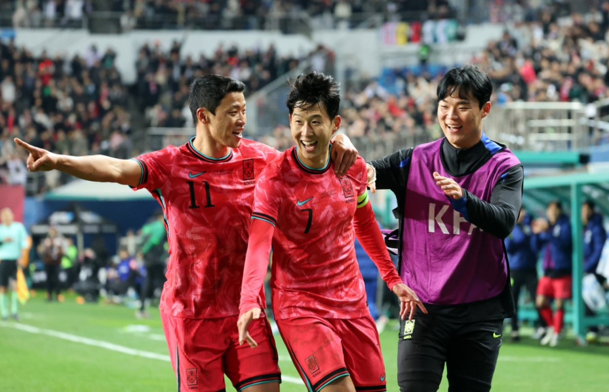 대표팀 주장 손흥민이 4일 대전월드컵경기장에서 열린  대한민국축구대표팀과 볼리비아(FIFA 랭킹 76위)와의 친선경기에서 후반전 초반 프리킥을 성공시킨 후 센추리클럽에 가입한 이재성에 공을 돌리고 있다.  2025.11.14. /사진=강영조 cameratalks@