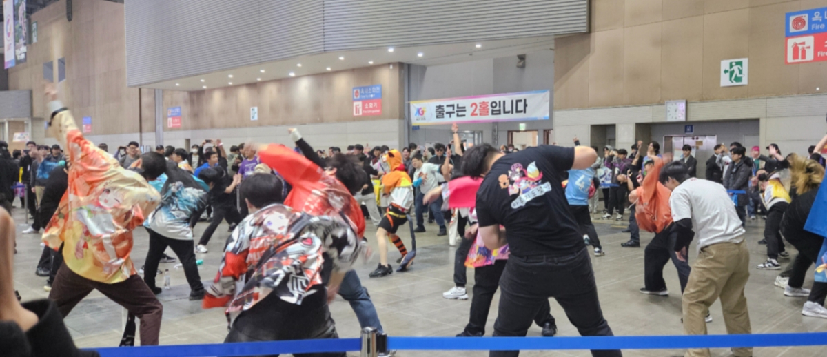 AGF행사의 백미. 게임이나 애니메이션 OST에 맞춰 '덕후'들이 열정적으로 춤을 추고 있다./사진=김소연 기자