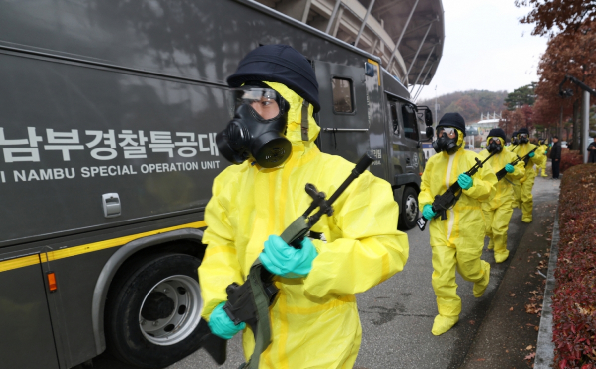 25일 경기 수원시 팔달구 수원월드컵경기장에서 열린 '2025 경기남부 대테러 관계기관 합동훈련'에서 경찰 관계자들이 드론을 이용한 폭파물 테러 제압 및 화학물질 살포 상황 가정 훈련을 하고 있다./사진=뉴스1