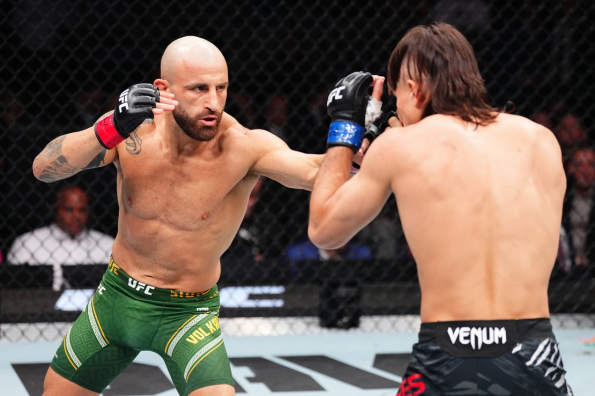 알렉산더 볼카노프스키(왼쪽). /사진=UFC 제공