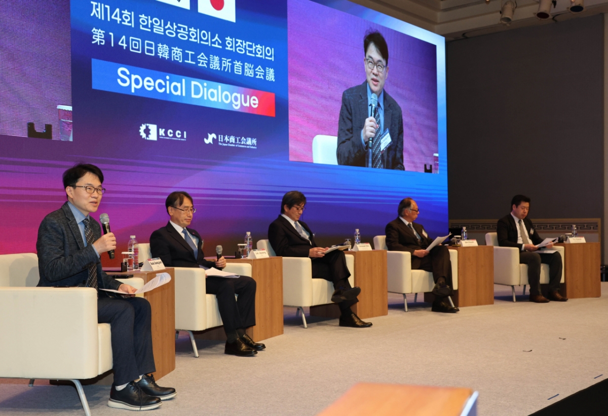 제14회 한일 상공회의소 회장단 회의에서 박상준 와세다대 교수와 야마사키 시로 내각관방 참여 등이 특별대담을 하고 있다. 왼쪽부터 박상준 와세다대 교수, 이지평 한국외대 특임교수, 야마사키 시로 내각관방 참여, 이주인 아쓰시 일본경제연구센터 수석연구원, 유혁 노무라종합연구소 서울 대표./사진제공=대한상의