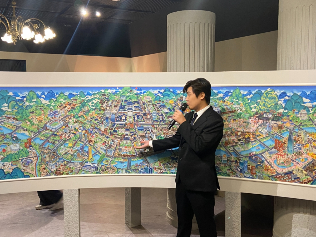 8일 서울 중구 덕수궁 돈덕전에서 열린 '쿠키런: 사라진 국가유산을 찾아서' 특별전 안내를 하고 있는 조길현 데브시스터즈 대표./사진=이찬종 기자