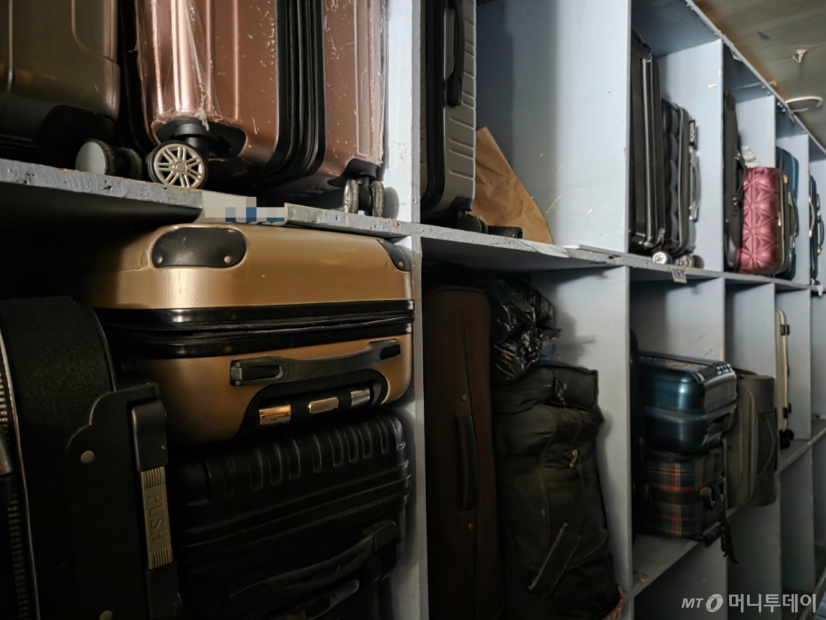 서울 구로구 중국동포교회는 외국인 노숙인 40여명을 대상으로 숙식을 제공한다. 사진은 노숙인들의 짐이 놓여있는 모습. /사진=김서현 기자.