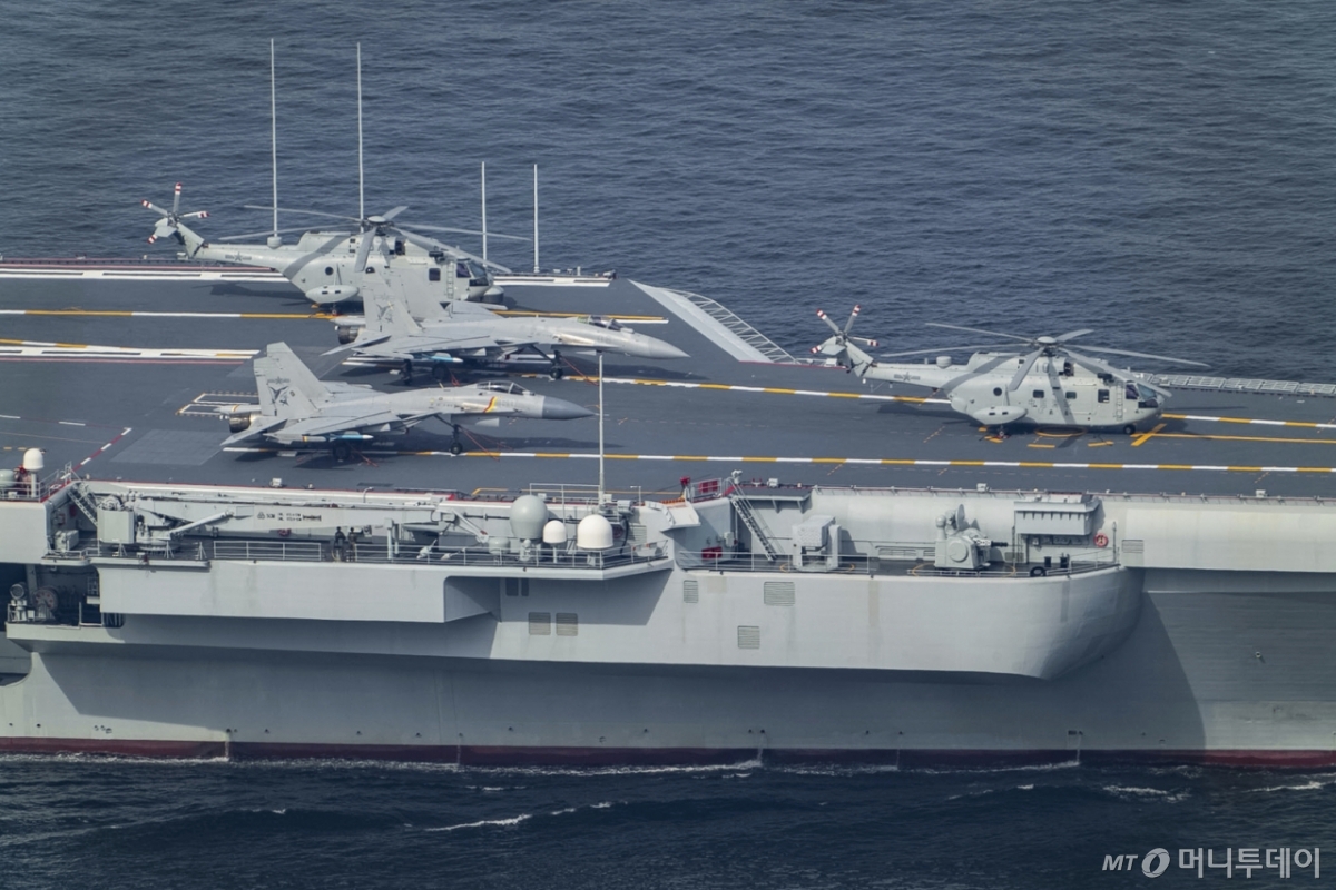 중국이 처음으로 자체 건조한 항공모함 '산둥함'이 지난 7월3일(현지시간) 홍콩에 기항한 가운데 선상에 전투기와 헬리콥터들이 배치돼 있다. / AP=뉴시스