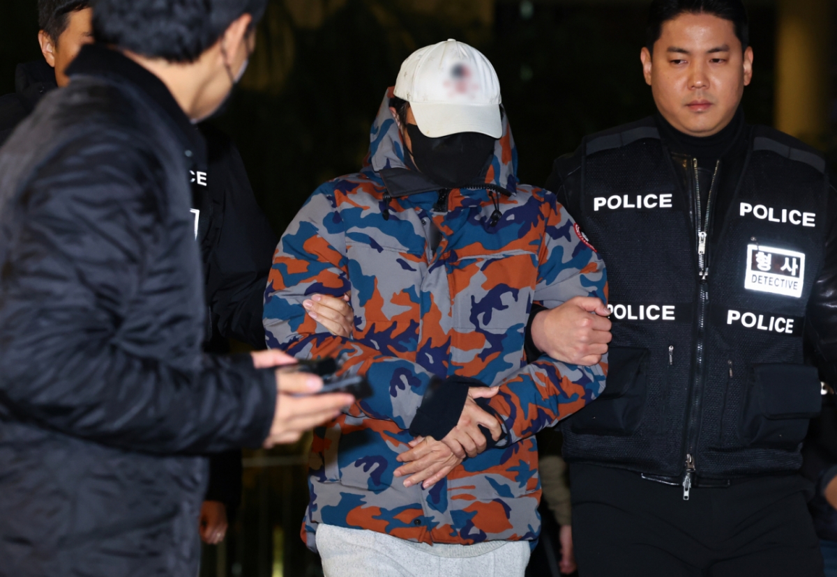 압수수색을 받던 중 도주했던 도이치모터스 주가조작 사건과 관련해 제3의 주포로 지목된 이준수씨가 지난달 20일 서울 종로구 김건희 특검팀(특별검사 민중기)사무실로 압송되고 있다. /사진=뉴시스