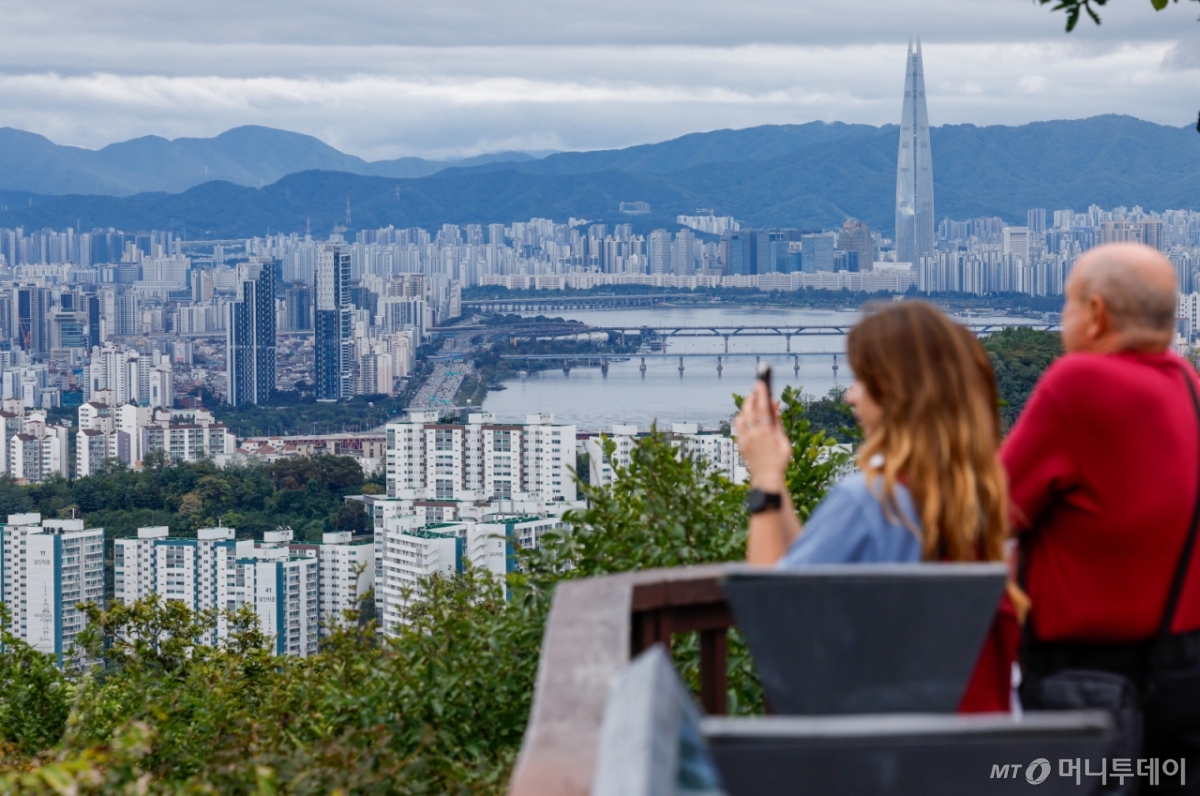 (서울=뉴스1) 안은나 기자 = 서울 아파트값이 4주 연속 상승폭을 키우며 비규제지역 중심으로 과열 현상이 뚜렷해지고 있는 12일 서울 남산에서 외국인 관광객들이 도심 전경을 감상하고 있다. 2025.10.12/뉴스1  Copyright © 뉴스1. All rights reserved. 무단 전재 및 재배포,  AI학습 이용 금지. /사진=(서울=뉴스1) 안은나 기자