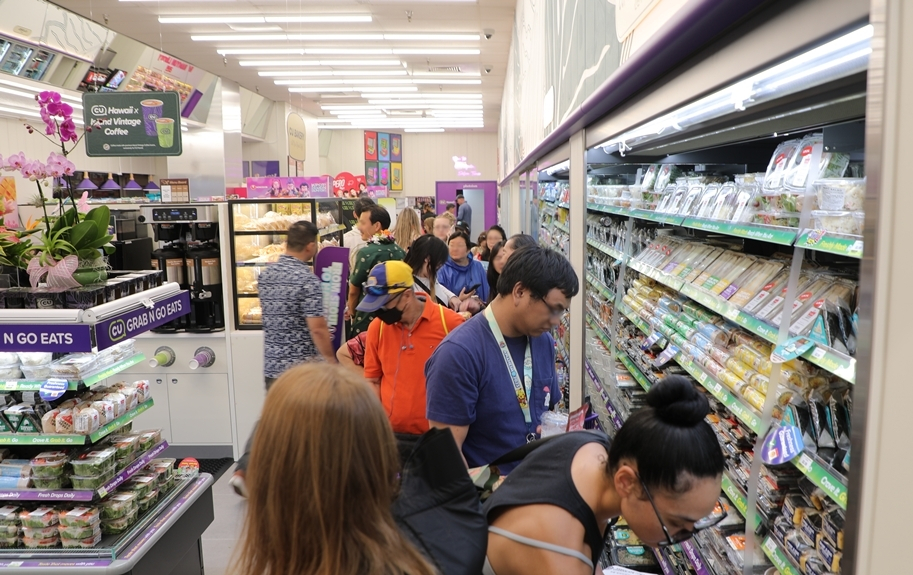 하와이 CU 다운타운점을 찾은 고객들이 물건을 고르고 있다. /사진제공=BGF리테일