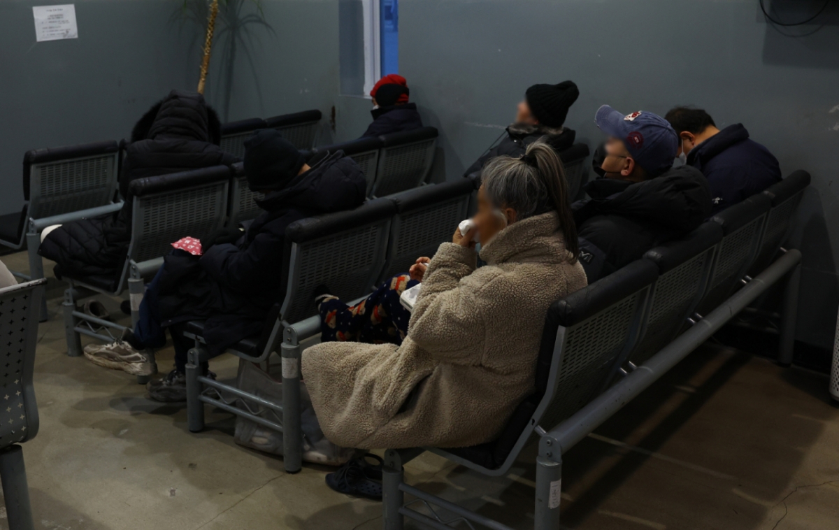 2025년 2월6일 서울 중구 서울특별시립 다시서기서울역희망지원센터를 찾은 노숙인들이 몸을 녹이고 있다. 기사 내용과 무관함. /사진=뉴시스.