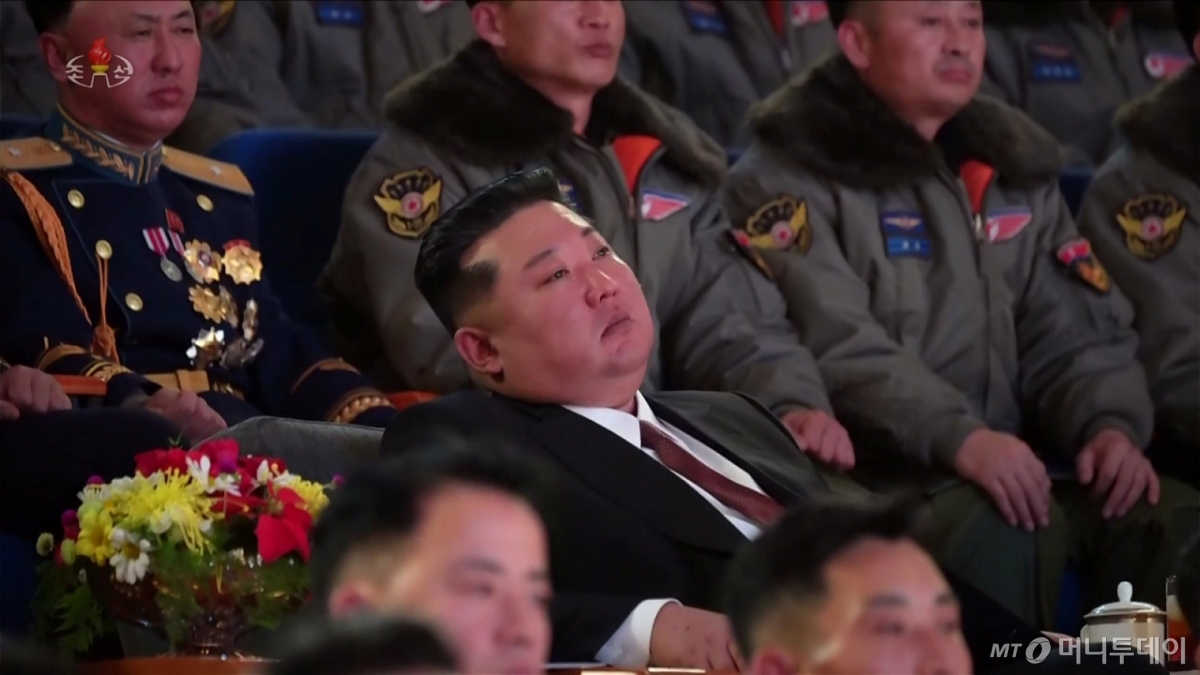 [서울=뉴시스] 김정은 국무위원장이 지난 28일 제2공군사단 59길영조영웅연대 갈마비행장에서 진행된 조선인민군 공군창설 80돌 기념행사에 참석했다고 조선중앙TV가 30일 보도했다. 이번 행사에는 딸 주애가 동반했으며 김 위원장은 길영조 영웅의 반신상을 찾아 헌화하고 김광혁 공군사령관, 엄주호 정치위원을 만난 후 전체 공군 장병들에게 축하를 전했다. 공군시위비행도 참관 및 명사십리극장에서 열린 기념공연도 관람했다. (사진=조선중앙TV 캡처) 2025.11.30. photo@newsis.com  *재판매 및 DB 금지