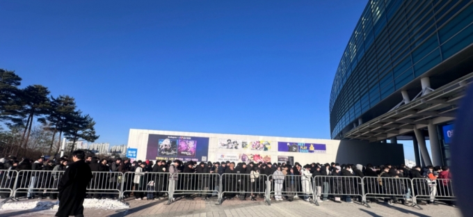 AGF 개장 전 입장을 기다리는 줄이 길게 늘어서 있다. /사진=김소연 기자