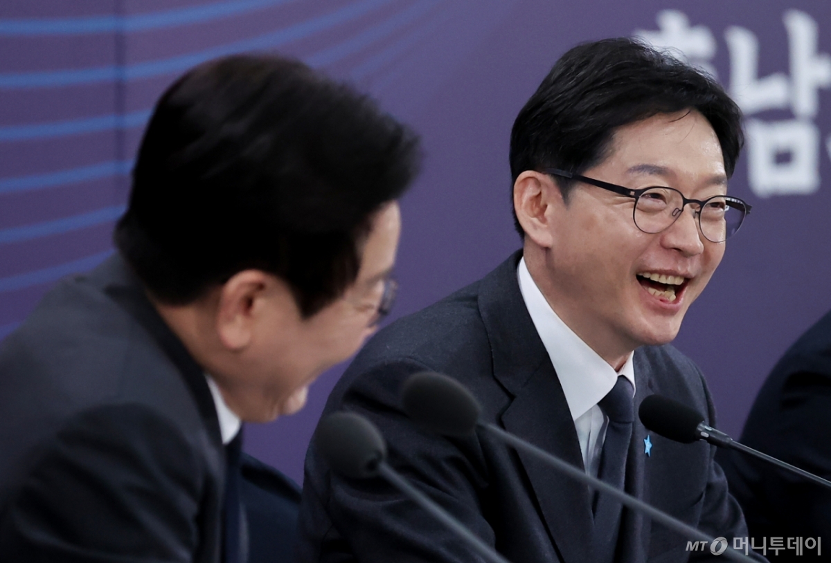 [천안=뉴시스] 고범준 기자 = 김경수 지방시대위원회 위원장이 5일 충남 천안시 한국기술교육대학교에서 열린 '충남의 마음을 듣다' 타운홀미팅에서 이재명 대통령의 마무리 발언에 앞서 대화를 하고 있다. (대통령실통신사진기자단) 2025.12.05. bjko@newsis.com /사진=