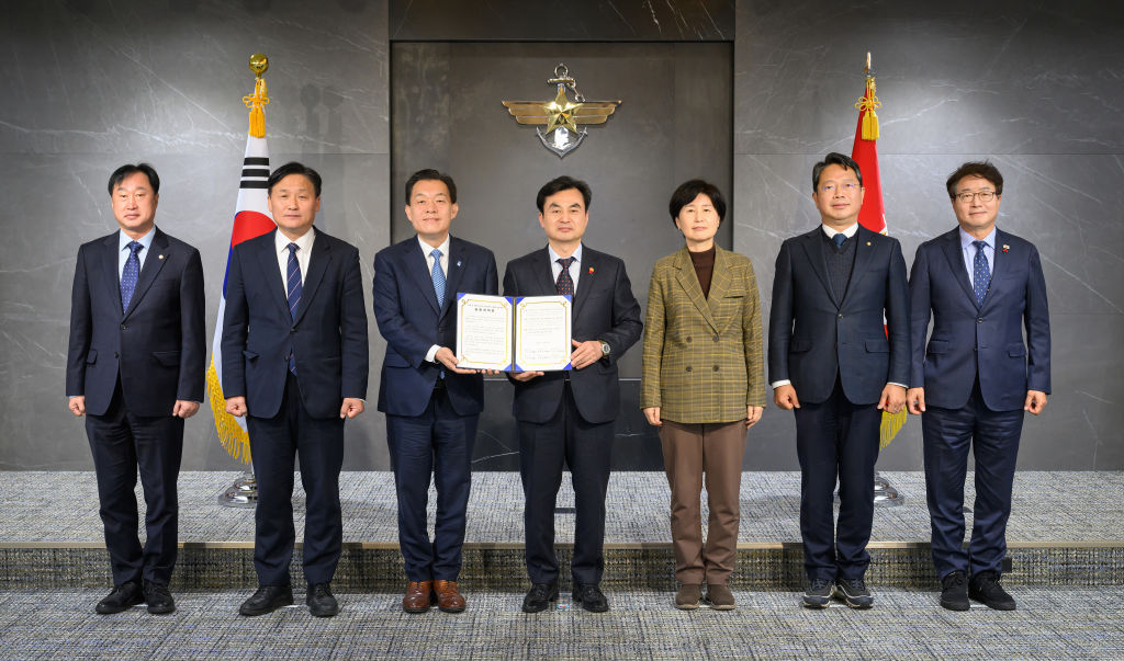 이재준 수원시장(왼쪽 3번째)과 수원 지역 국회의원 5명이 안규백 국방부장관(왼쪽 4번째)에게 '수원 군 공항 이전의 국가전략 사업화를 위한 공동 건의문'을 전달한 후 함께하고 있다. 김준혁 의원, 김영진 의원, 이 시장, 안 장관, 백혜련 의원, 김승원 의원, 염태영 의원.(왼쪽부터)/사진제공=국방부