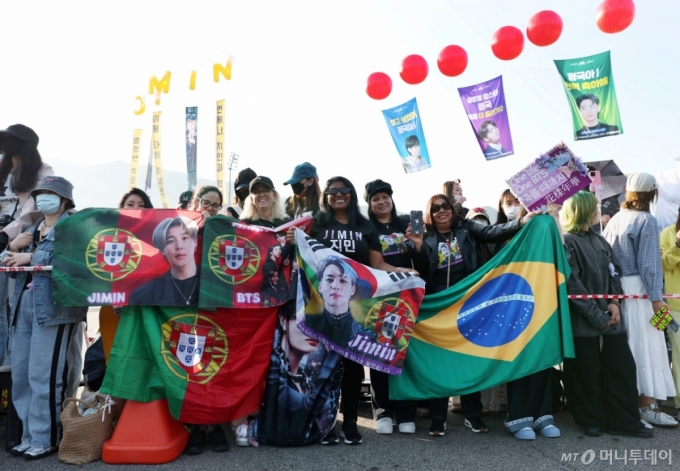 지난 6월 11일 오전 경기 연천군 연천공설운동장에서 팬들이 육군 5사단 포병여단에서 복무를 마친 지민과 정국을 기다리고 있다. /2025.06.11 /사진=김휘선 hwijpg@