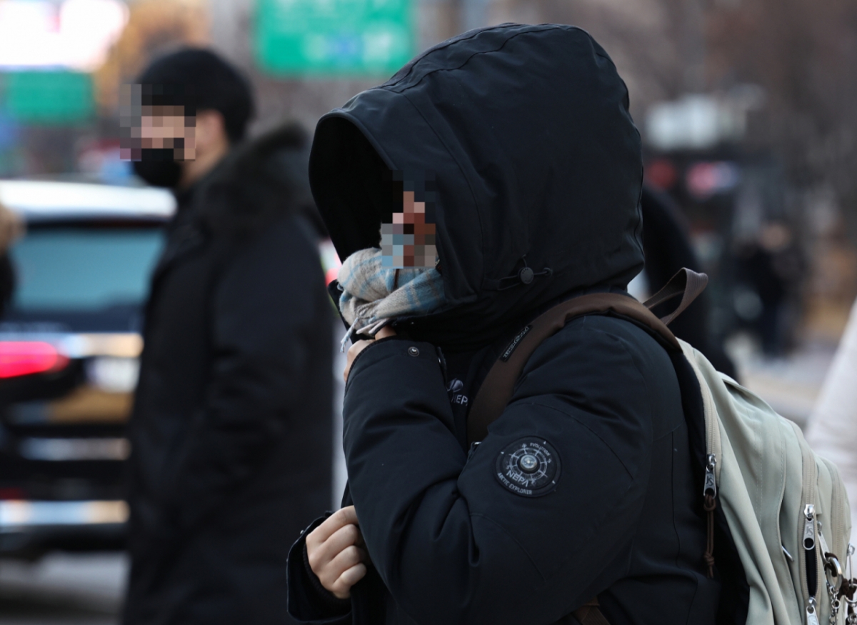 서울 아침 최저 기온이 영하 10도 가까이 떨어진 지난 4일 오전 서울 광화문네거리 일대에서 시민들이 발걸음을 옮기고 있다./사진=뉴스1