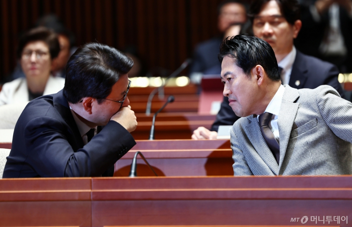 [서울=뉴시스] 김명년 기자 = 장동혁(오른쪽) 국민의힘 대표가 8일 오전 서울 여의도 국회에서 열린 의원총회 및 이재명 정권 독재악법 국민고발회에서 신동욱 최고위원과 대화하고 있다. 2025.12.08. kmn@newsis.com /사진=김명년