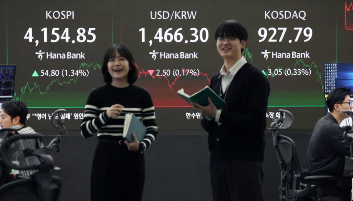 [서울=뉴시스] 김진아 기자 = 8일 서울 중구 하나은행 딜링룸에서 딜러들이 업무를 보고 있다.   코스피는 전 거래일(4100.05)보다 54.80포인트(1.34%) 오른 4154.85에, 코스닥 지수는 전 거래일(924.74)보다 3.05포인트(0.33%) 상승한 927.79에 거래를 종료했다.2025.12.08. bluesoda@newsis.com /사진=김진아