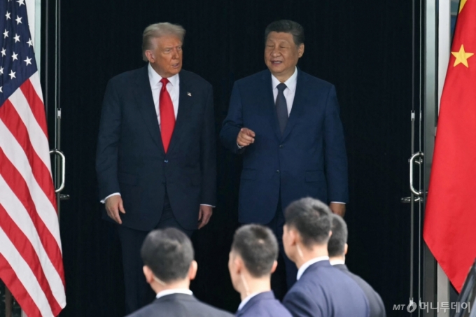도널드 트럼프 미국 대통령과 시진핑 중국 국가주석이 지난 10월30일 부산 김해국제공항 옆 김해 공군기지에서 회담한 뒤 함께 나오고 있다. / AFPBBNews=뉴스1