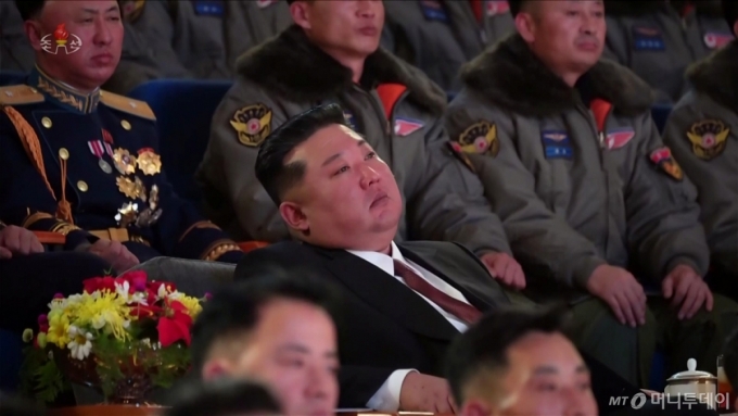 김정은 북한 국무위원장이 지난 28일 제2공군사단 59길영조영웅연대 갈마비행장에서 진행된 조선인민군 공군창설 80돌 기념행사에 참석했다고 조선중앙TV가 30일 보도했다. 이번 행사에는 딸 김주애가 동반했으며 김 위원장은 길영조 영웅의 반신상을 찾아 헌화하고 김광혁 공군사령관, 엄주호 정치위원을 만난 후 전체 공군 장병들에게 축하를 전했다. 공군시위비행도 참관 및 명사십리극장에서 열린 기념공연도 관람했다. / 사진=뉴시스(조선중앙TV 캡처)