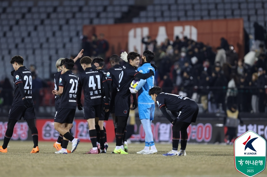수원FC와 승강 플레이오프 1차전이 끝난 뒤 부천 선수들이 함께 기뻐하고 있다. /사진=한국프로축구연맹 제공