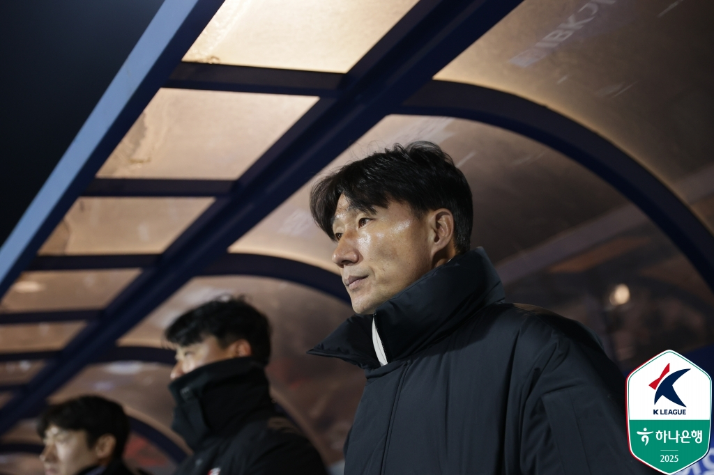 이영민 부천 감독이 8일 오후 7시 수원종합운동장에서 열린 K리그 승강 플레이오프2 2차전 경기를 바라보고 있다. /사진=한국프로축구연맹 제공