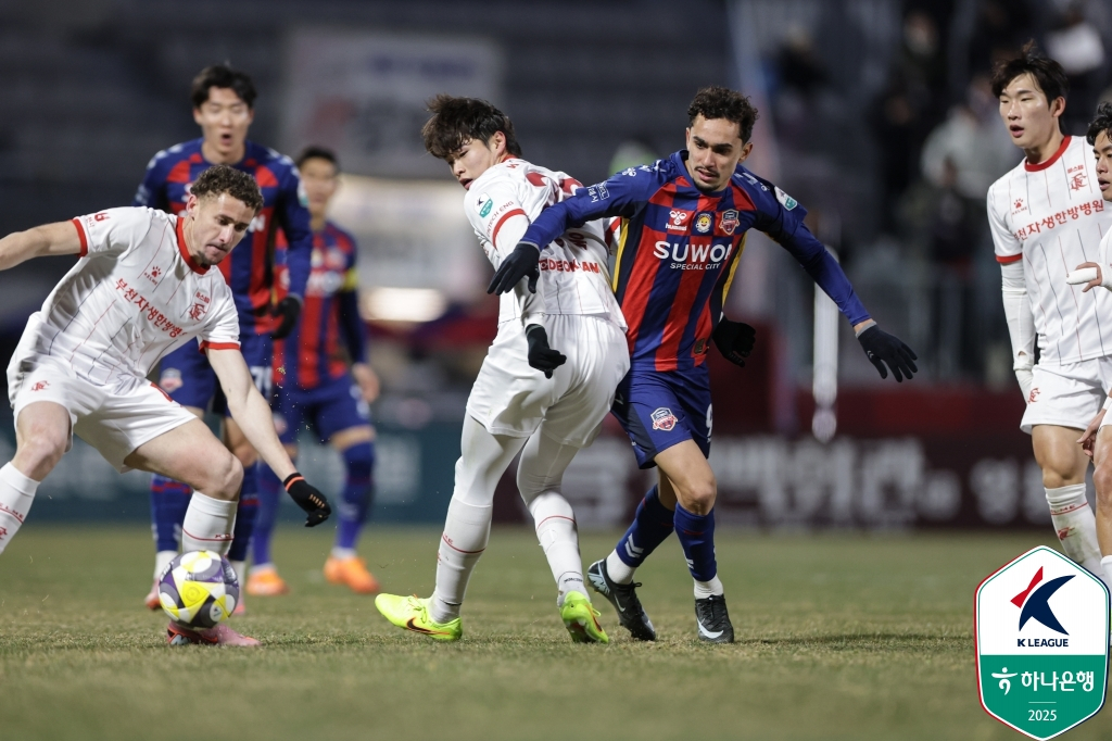8일 오후 7시 수원종합운동장에서 열린 K리그 승강 플레이오프2 2차전 경기 중. /사진=한국프로축구연맹 제공