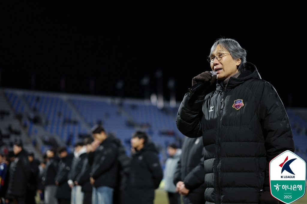 최순호 수원FC 단장이 강등 확정 후 마이크를 잡고 발언하고 있다. /사진=한국프로축구연맹 제공