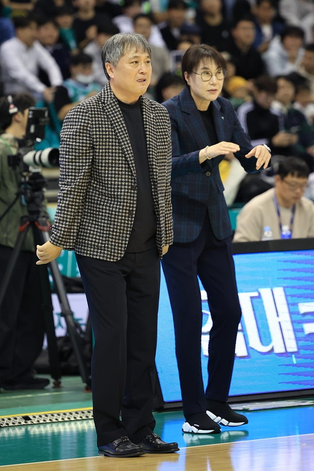 8일 신한은행전에서의 이상범 감독(왼쪽)과 정선민 코치 모습. /사진=WKBL