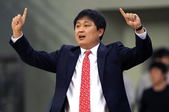 2012년 4월 KBL 챔피언 결정전에서 작전 지시를 하고 있는 이상범 감독. /사진=KBL