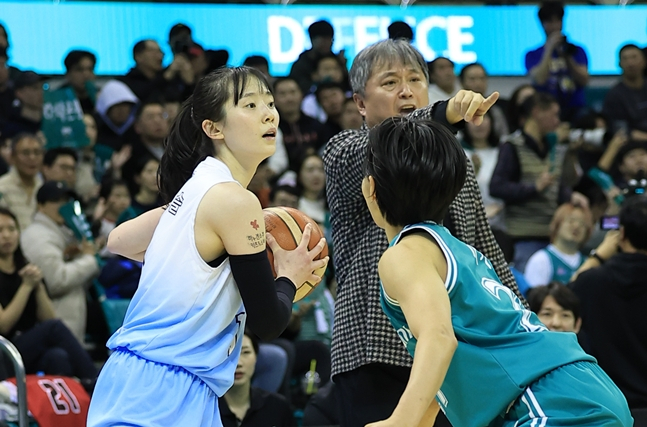 작전 지시를 하는 이상범 감독(오른쪽 위). /사진=KBL