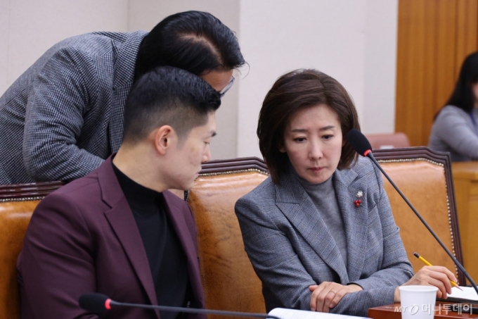 나경원, 곽규택, 김재섭 국민의힘 의원이 8일 서울 여의도 국회에서 법제사법위원회 법안심사제1소위원회에서 대화하고 있다.  /사진=뉴스1