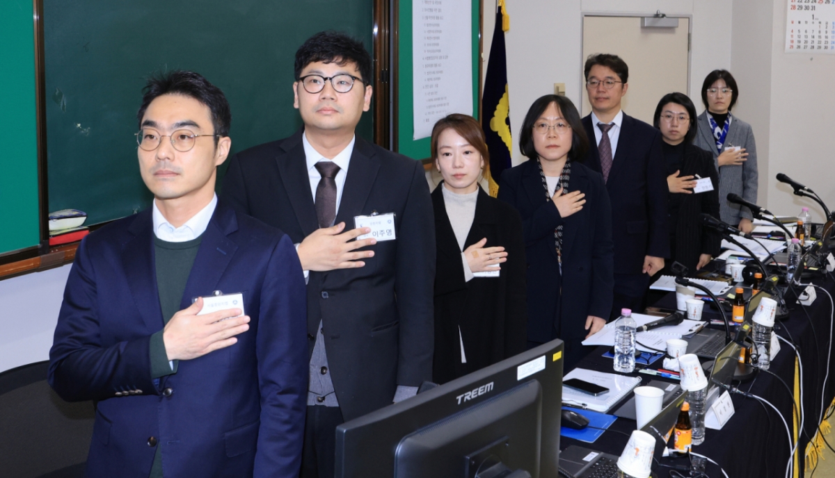 8일 오전 경기 고양시 일산 사법연수원에서 열린 전국법관대표회의에서 참석자들이 국민의례를 하고 있다. /고양(경기)=뉴시스