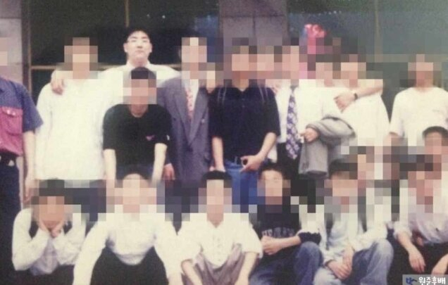 배우 조진웅(본명 조원준)이 과거 소년범 출신이었다는 의혹이 불거진 후 은퇴를 선언한 가운데 고교 시절 후배라고 밝힌 누리꾼이 그를 옹호하고 나섰다./사진=온라인 커뮤니티