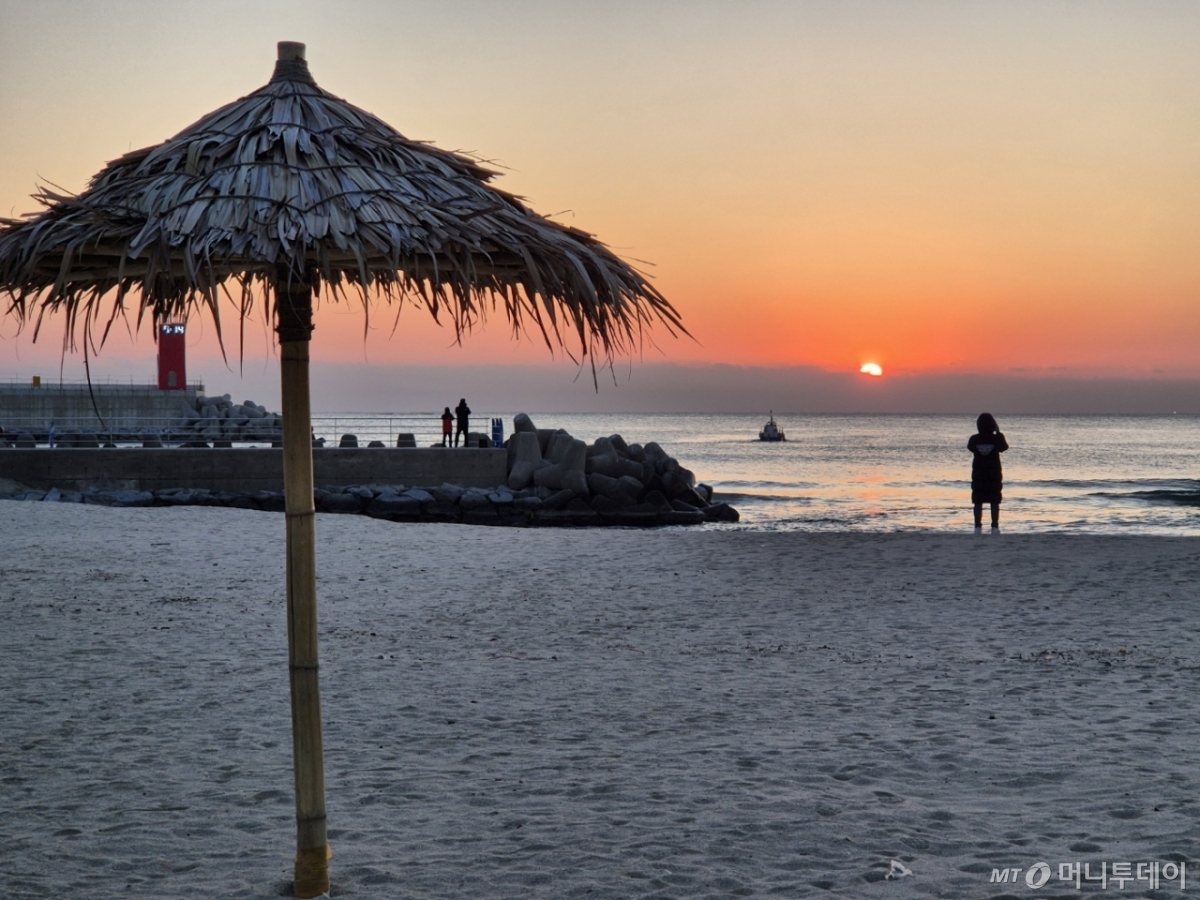 (양양=뉴스1) 윤왕근 기자 = 21일 오전 '서핑 성지' 강원 양양군 현남면 인구해변 앞으로 붉은 해가 떠오르고 있다. 2025.2.21/뉴스1 Copyright © 뉴스1. All rights reserved. 무단 전재 및 재배포, AI학습 이용 금지. /사진=(양양=뉴스1) 윤왕근 기자