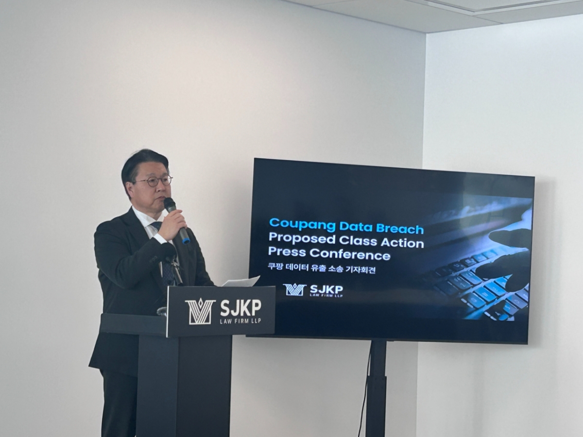 김국일 대륜 경영대표가 8일(현지시간) 뉴욕 맨해튼 사무소에서 기자회견을 열고 쿠팡 모기업인 쿠팡 아이엔씨(Inc.)를 상대로 한 소송 계획을 설명하고 있다. /사진제공=SJKP