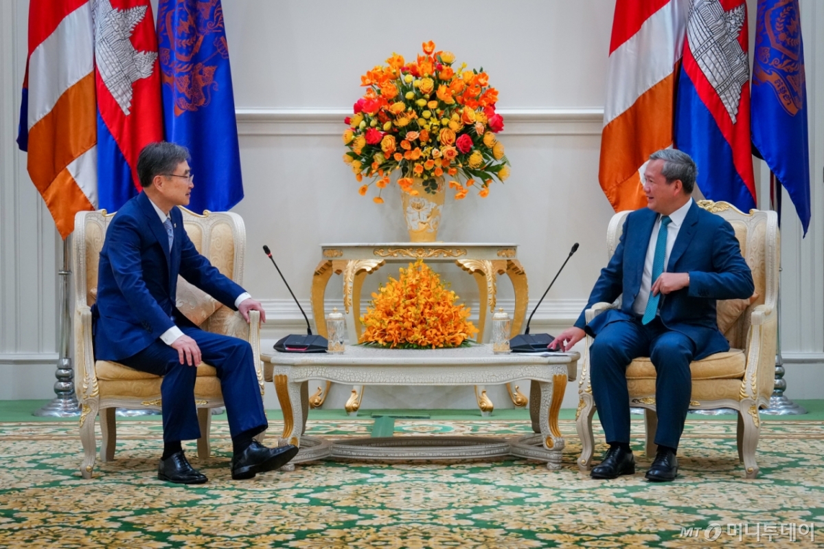 조현 외교부 장관이 지난 11월10일(현지시간) 캄보디아 프놈펜에서 훈 마넷 캄보디아 총리와 면담을 하고 있다. / 사진=외교부