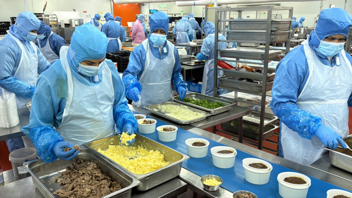 말레이시아 슬랑오르 페탈링자야에 위치한 마이뉴스홀딩스의 즉석식품제조공장(FPC)에서 컵밥을 생산하고 있다. /사진=김민우 기자
