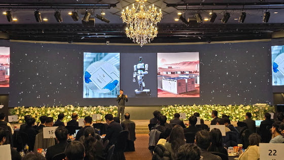 송성근 아이엘 대표가 9일 경기도 성남시 가천컨벤션센터에서 개최한 '2026 미래전략 빌드업 컨퍼런스'에서  세미 휴머노이드 로봇 '아이엘봇 C2(IL BOT C2)'을 소개하고 있다/사진제공=아이엘