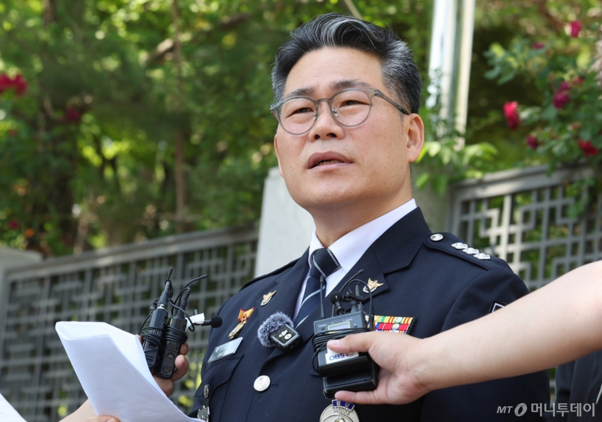 전 영등포경찰서 형사과장인 백해룡 경정이 12일 오전 서울 서초구 대검찰청 앞에서 '세관 마약밀수 연루 의혹'과 관련해 합동수사팀 출범에 대한 입장 발표를 하고 있다/사진=뉴시스