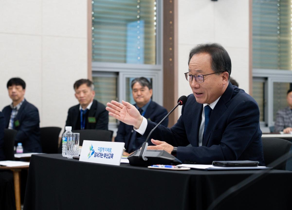 김석준 부산교육감이 교감과의 대화를 하고 있다./사진제공=부산교육청