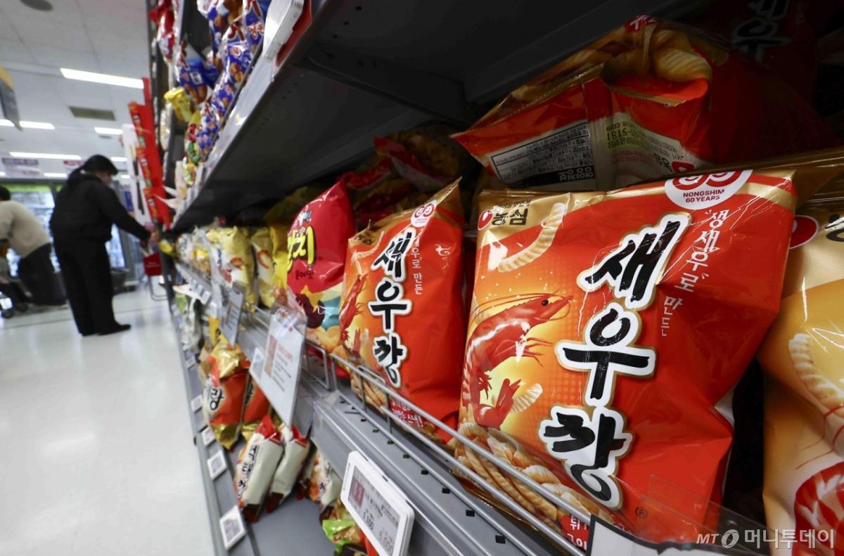 [서울=뉴시스] 김근수 기자 = 12일 서울 시내 한 대형마트에 농심 새우깡 과자가 판매되고 있다. 2025.03.12. /사진=김근수
