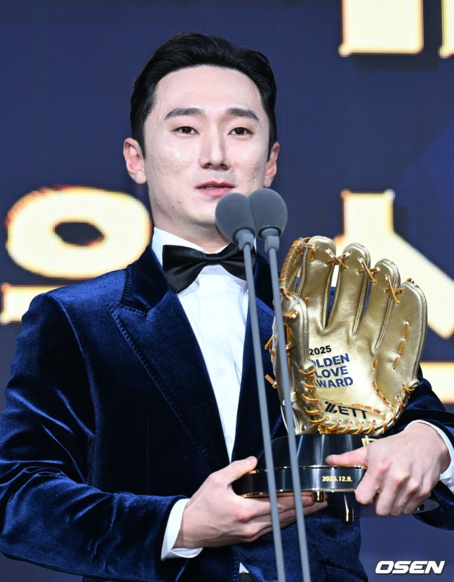 LG 트윈스 2루수 신민재 골든글러브 수상 장면